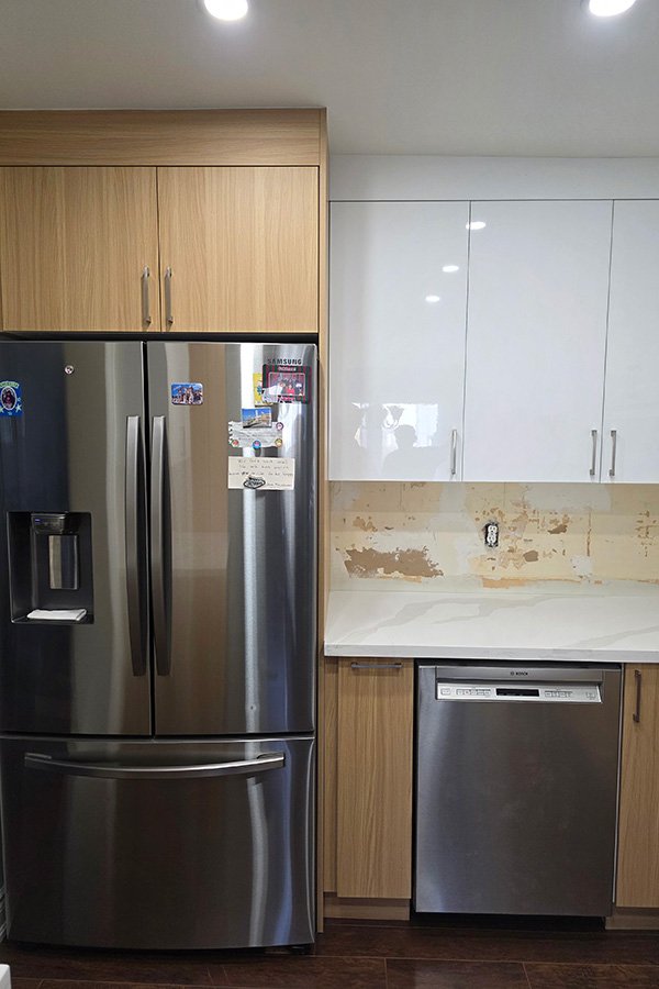 Modern Kitchen Cabinets in Mississauga – High-Gloss White Slab Doors with Natural Oak & Quartz Countertop